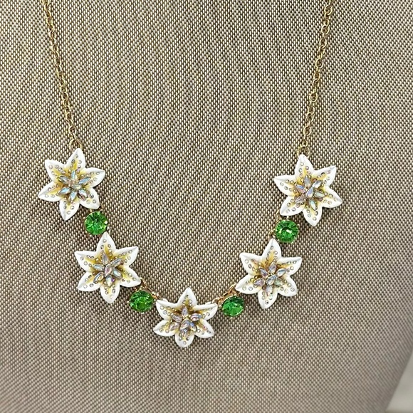 NWT Betsey Johnson White Lily Flower Green Crystal Floral Gold Necklace - Picture 5 of 6